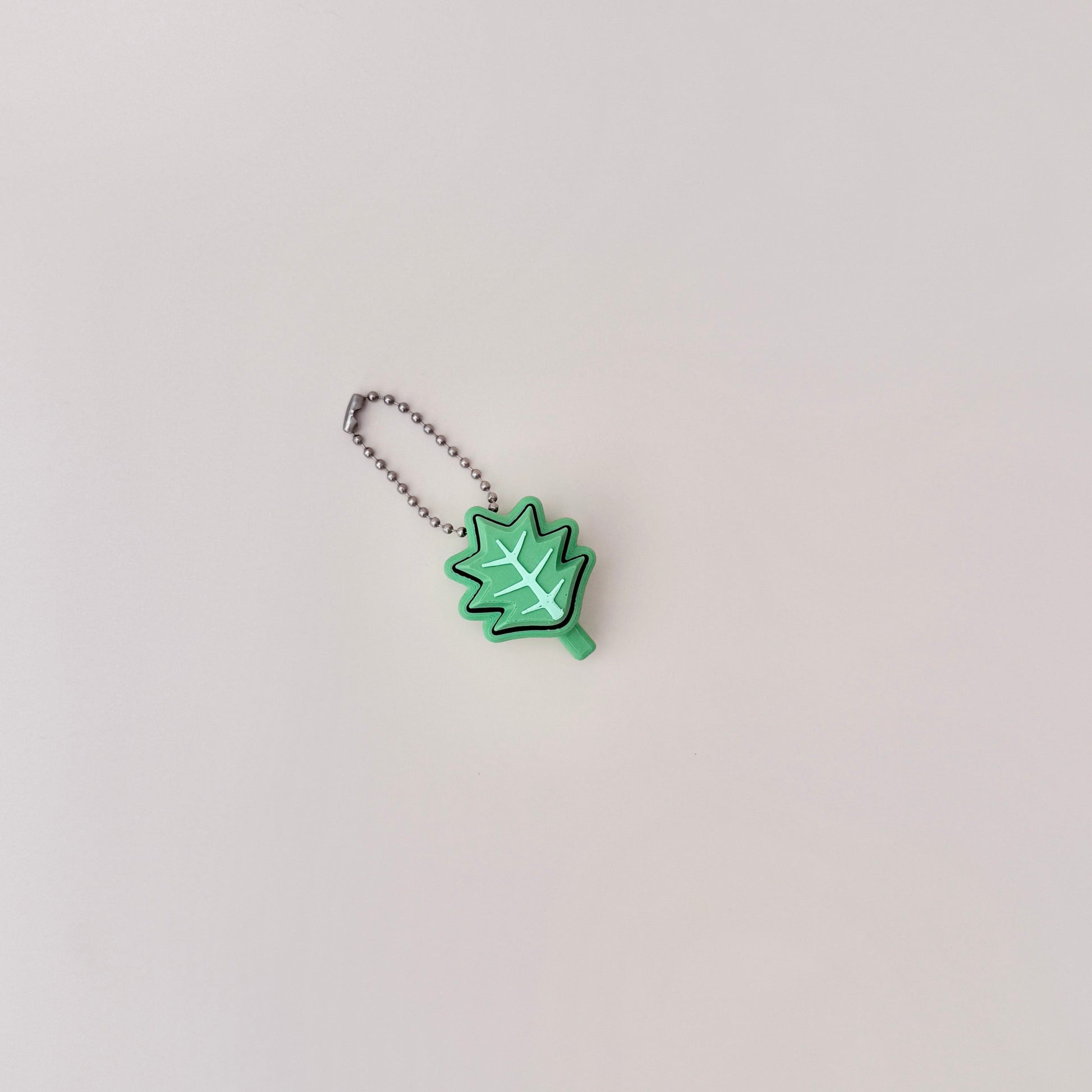 Christmas holly leaf fidget toy on a keyring, 4cm, finished in green tones, ideal for stress relief and sensory engagement.