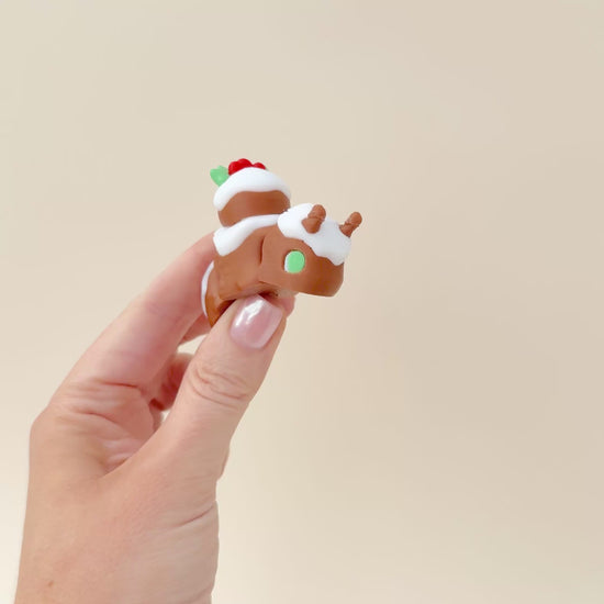 Unique Christmas pudding snail fidget toy featuring holiday details and a compact, fully articulated design.